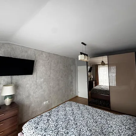 2 Rooms, Tractorul Brassó
